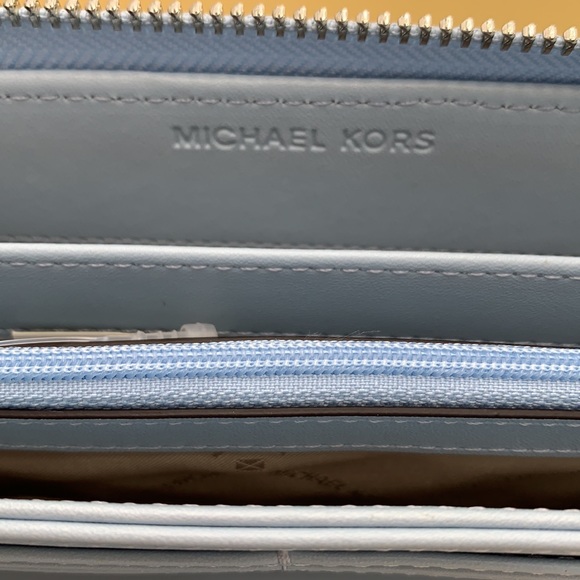 MICHAEL KORS LARGE TRAVEL CONTINENTAL WRISTLET WALLET PALE OCEAN COLOR - Picture 13 of 14